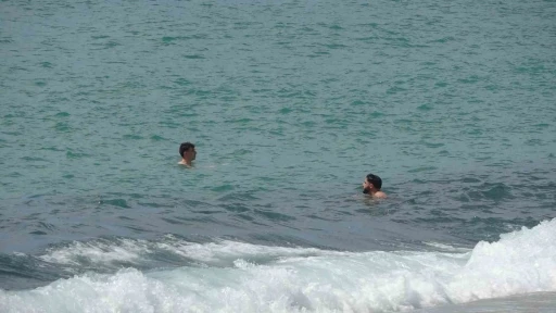 Alanya&rsquo;da erken yaz g&ouml;r&uuml;nt&uuml;leri: 21 dereceyi g&ouml;ren denize koştu
