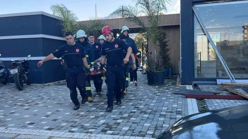 Alanya&rsquo;da evin asma tavanı &ccedil;&ouml;kt&uuml;: 2 yaralı
