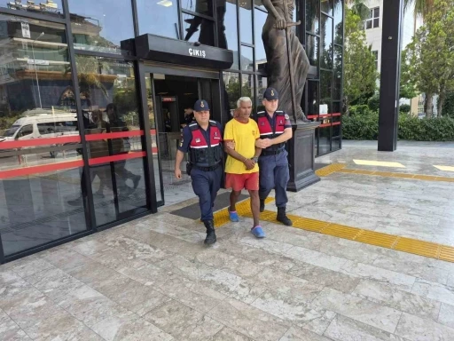 Alanya&rsquo;da firari h&uuml;k&uuml;ml&uuml; jandarma denetiminde yakalandı
