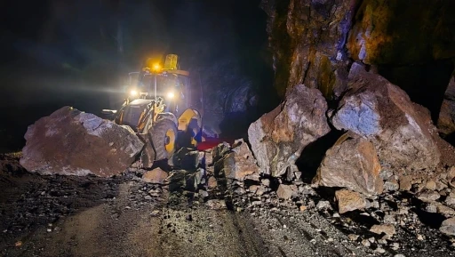 Alanya’da heyelan nedeniyle kapanan yol açıldı
