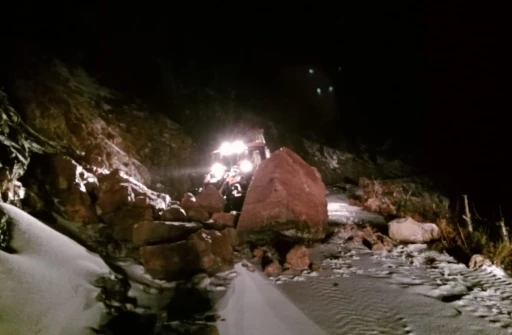 Alanya&rsquo;da heyelan nedeniyle kapanan yolları a&ccedil;ma &ccedil;alışmaları s&uuml;r&uuml;yor
