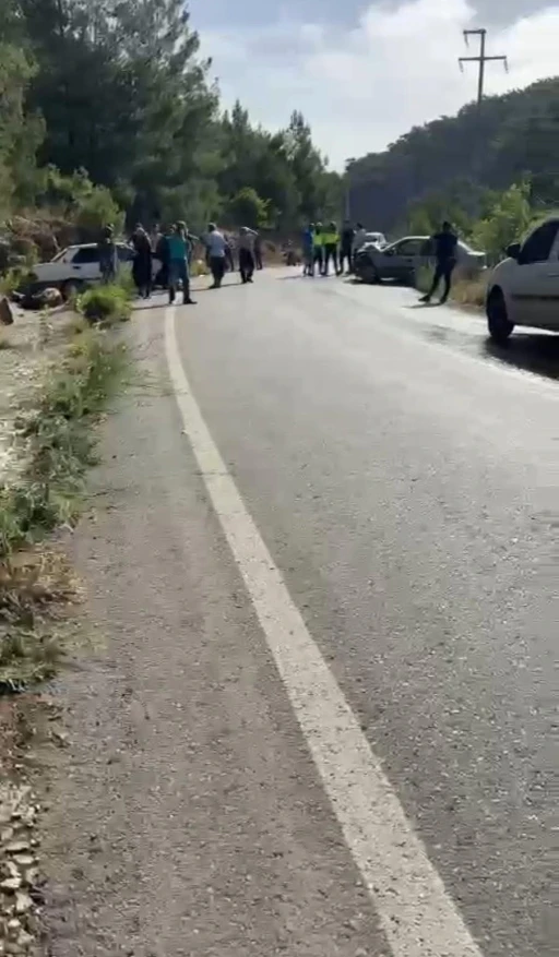 Alanya’da iki otomobil çarpıştı: 3 yaralı
