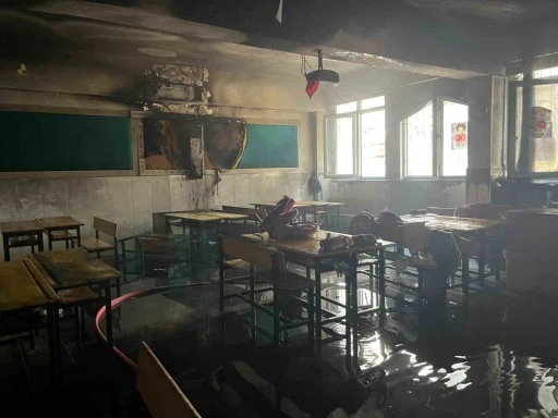 Alanya&rsquo;da ilkokul sınıfının klima &uuml;nitesinde &ccedil;ıkan yangın korkuttu
