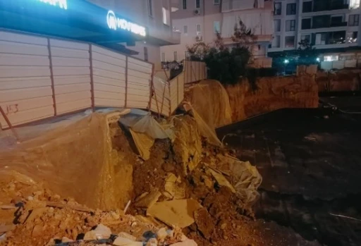 Alanya’da inşaatın koruma duvarı yıkıldı
