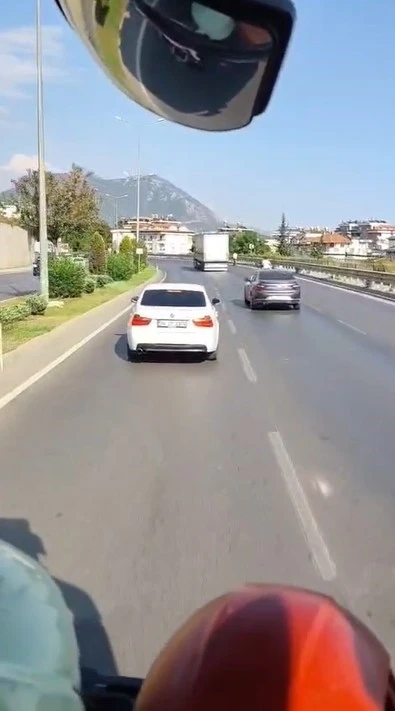 Alanya&rsquo;da itfaiyeye yol vermeyen otomobil s&uuml;r&uuml;c&uuml;s&uuml;ne 46 bin TL ceza
