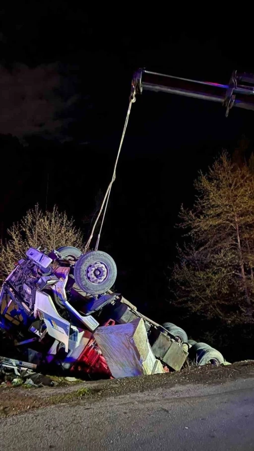 Alanya&rsquo;da kamyon şarampole devrildi: 1 &ouml;l&uuml;, 1 yaralı
