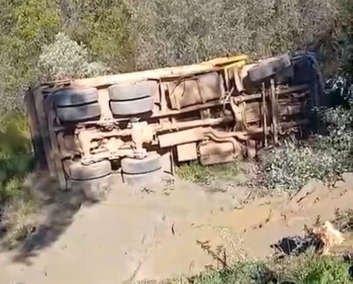 Alanya&rsquo;da kamyon şarampole devrildi s&uuml;r&uuml;c&uuml; hayatını kaybetti
