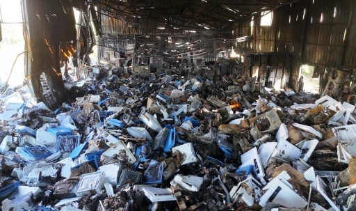 Alanya&rsquo;da klima deposundaki yangının boyutu g&uuml;n aydınlanınca ortaya &ccedil;ıktı
