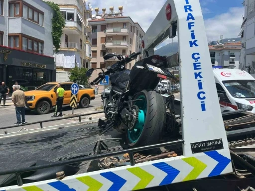 Alanya&rsquo;da motosiklet ile otomobil &ccedil;arpıştı: 1 yaralı
