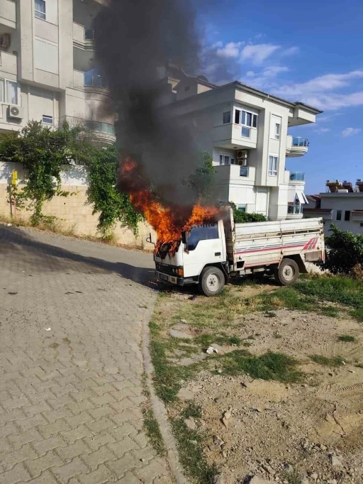Alanya&rsquo;da park halindeki kamyonette &ccedil;ıkan yangın s&ouml;nd&uuml;r&uuml;ld&uuml;

