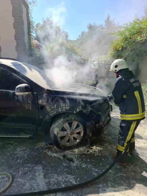Alanya’da park halindeki otomobil alevlere teslim oldu

