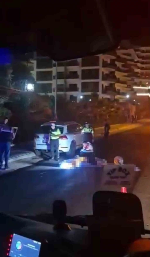 Alanya&rsquo;da park halindeki otomobile &ccedil;arpan gen&ccedil; motosikletli hayatını kaybetti
