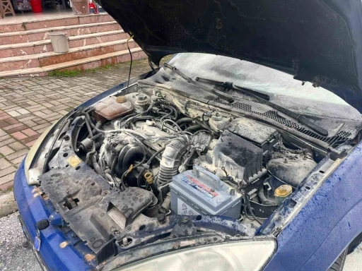 Alanya&rsquo;da park halindeyken yanan otomobilin motor kısmında zarar oluştu

