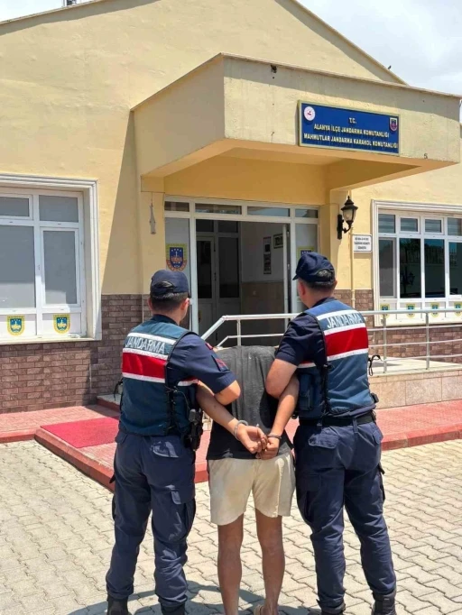 Alanya&rsquo;da "jandarmayım" deyip hesap &ouml;demeden ayrılan ş&uuml;pheliye operasyon
