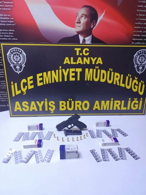 Alanya’da ruhsatsız silah ve uyuşturucu hap ele geçirildi
