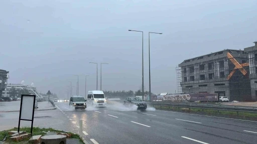 Alanya&rsquo;da sağanak etkili oldu, s&uuml;r&uuml;c&uuml;ler zor anlar yaşadı
