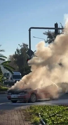 Alanya&rsquo;da seyir halindeki otomobil alev aldı
