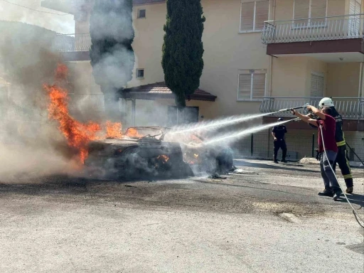 Alanya’da seyir halindeki otomobil alev alev yandı
