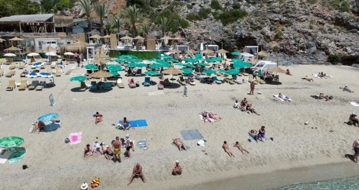 Alanya’da sıcak havayı fırsat bilen turistler Kleopatra Plajı’na akın etti
