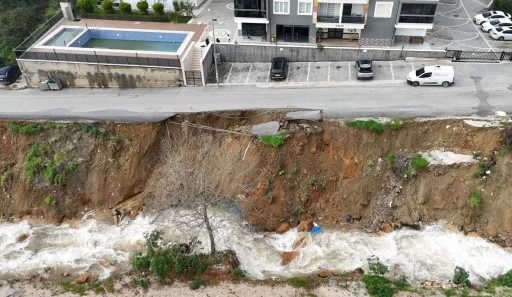 Alanya&rsquo;da şiddetli yağış sonrası heyelan oluştu, yol &ccedil;&ouml;kt&uuml;
