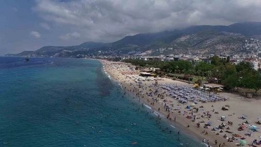 Alanya&rsquo;da tatilciler deniz ve g&uuml;neşin tadını &ccedil;ıkardı
