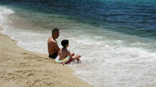 Alanya&rsquo;da termometreler 31 dereceyi g&ouml;sterdi, sahiller doldu
