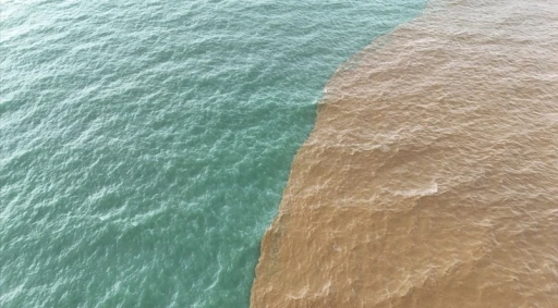 Alanya&rsquo;da toz taşınımı ve sağanak yağış denizin rengini değiştirdi
