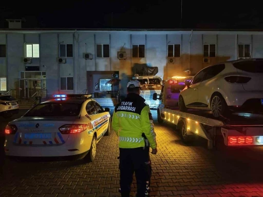 Alanya&rsquo;da trafiği engelleyen s&uuml;r&uuml;c&uuml;ye 180 bin TL, cep telefonuyla oynayan şof&ouml;re 5 bin TL ceza
