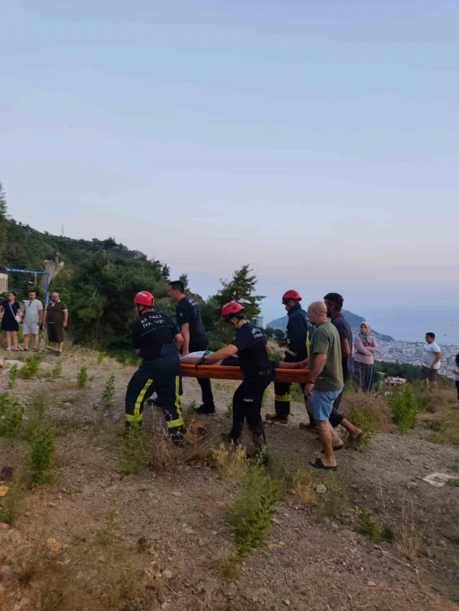 Alanya&rsquo;da u&ccedil;uruma yuvarlanan ATV s&uuml;r&uuml;c&uuml;s&uuml;n&uuml; itfaiye ekipleri kurtardı
