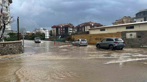 Alanya&rsquo;da  yağmur , dolu ve fırtına hayatı olumsuz etkiledi

