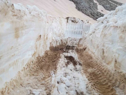 Alanya&rsquo;da yayla yollarında kar mesaisi
