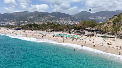 Alanya&rsquo;da yaz havası sahilleri doldurdu
