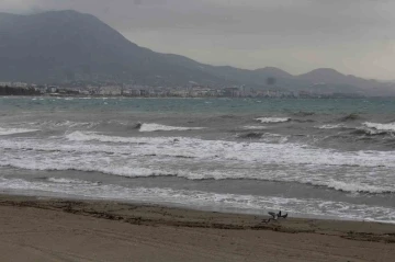 Alanya sahilinde şiddetli rüzgar denizde dalgalar oluşturdu
