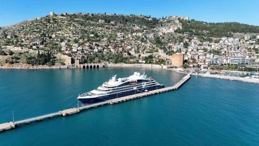 Alanya&rsquo;ya Fransız bayraklı kruvaziyer demir attı
