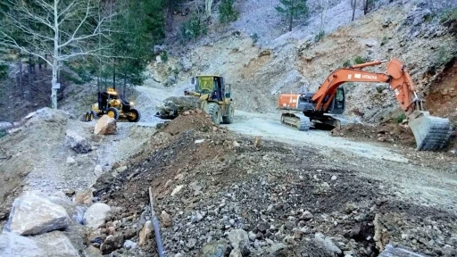 Alanya yollarında kış mesaisi s&uuml;r&uuml;yor
