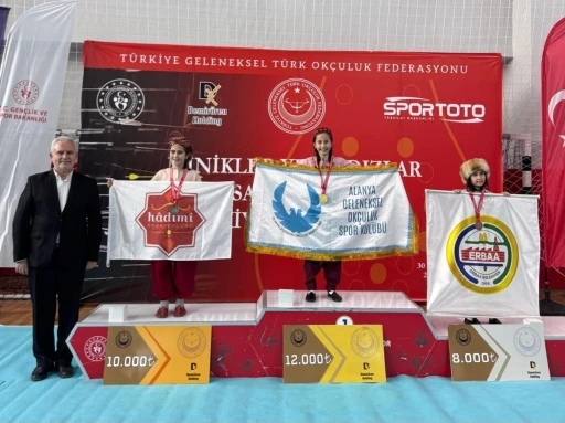 Alanyalı minik ok&ccedil;ular T&uuml;rkiye Şampiyonası&rsquo;ndan madalyalarla d&ouml;nd&uuml;
