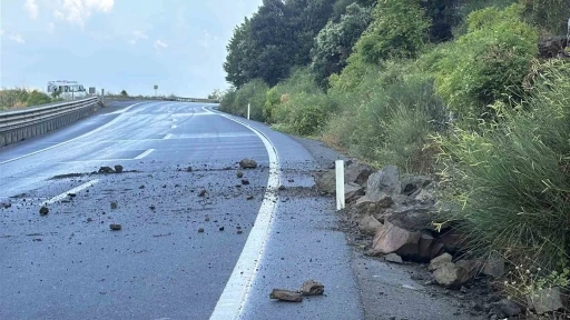 Alaplı-Ak&ccedil;akoca yolunda heyelan ulaşımı aksattı
