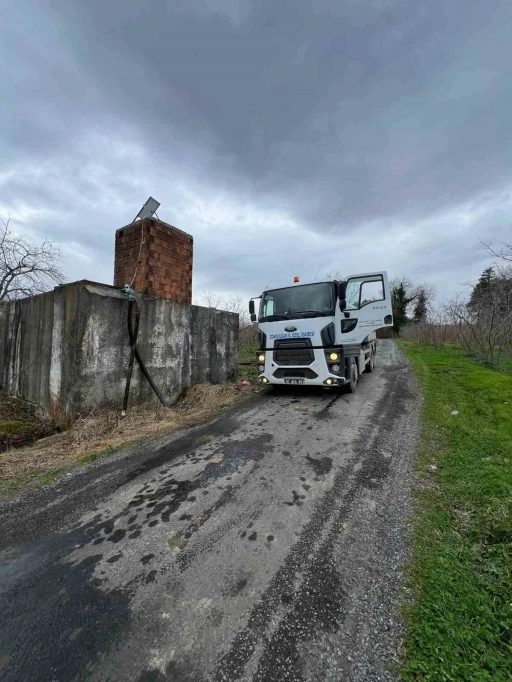 Alaplı&rsquo;da dereye atılan &ouml;l&uuml; tavuklar nedeniyle 8 k&ouml;y susuz kaldı
