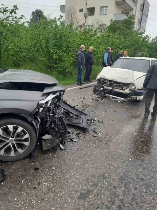 Alaplı’da kafa kafaya çarpışan otomobillerde 2 kişi yaralandı
