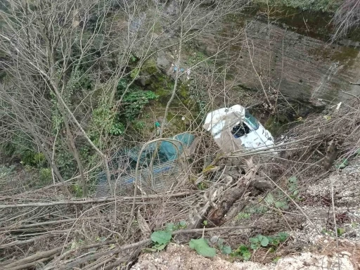 Alaplı&rsquo;da kamyon şarampole u&ccedil;tu
