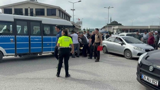 Alaplı&rsquo;da  minib&uuml;s, motosiklete &ccedil;arptı 1 yaralı

