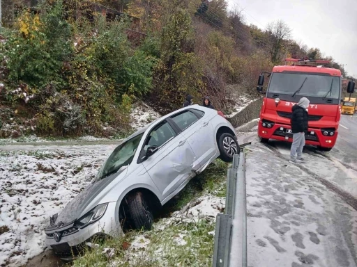 Alaplı&rsquo;da otomobil yoldan &ccedil;ıktı
