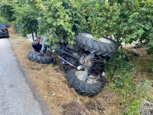 Alaplı’da traktör devrildi
