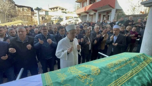 Alaplı İl&ccedil;e Milli Eğitim M&uuml;d&uuml;r&uuml; annesinin cenaze namazını kıldırdı
