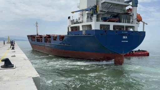Alaplı Limanı&rsquo;nda tarihi g&uuml;n yaşandı, yeni rıhtıma ilk gemi yanaştı
