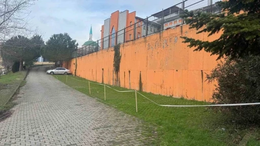 Alaplı TOKİ İlk ve Ortaokulu&rsquo;nda istinat duvarında &ccedil;&ouml;kme tehlikesi
