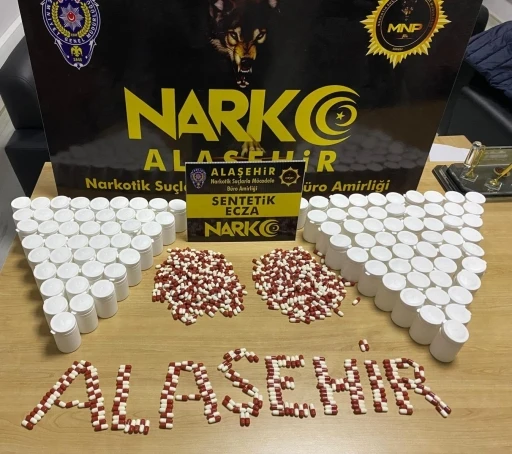 Alaşehir&rsquo;de ara&ccedil;ta binlerce sentetik ecza ele ge&ccedil;ti: 2 tutuklama
