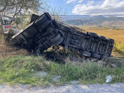 Alaşehir’de süt tankeri üzüm bağına uçtu
