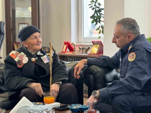 Albay Vanlı, 91 yaşındaki şehit babasını kapıda karşılayıp makamında ağırladı
