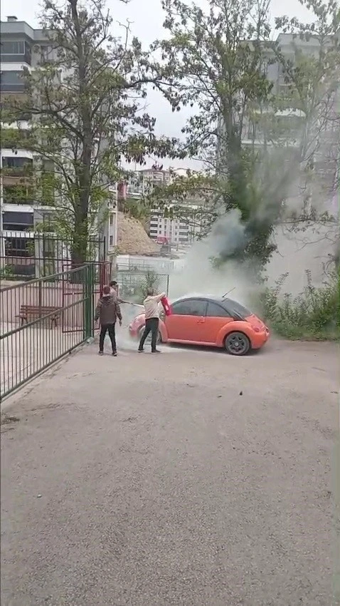 Alev alan otomobile ilk müdahaleyi okul müdürü yaptı

